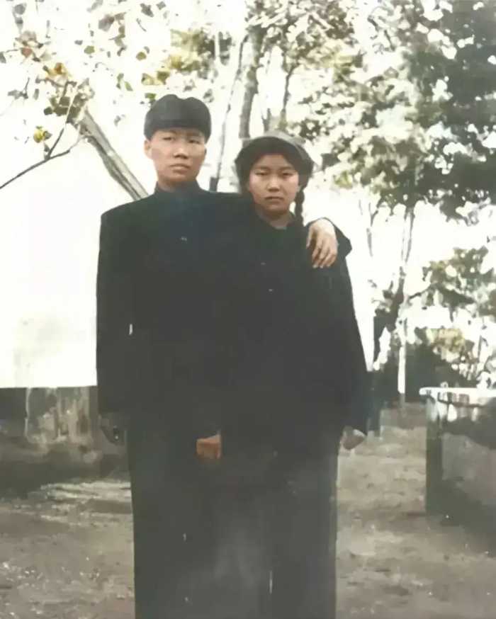 毛岸英与妻子刘思齐的一张普通的合照，没想到这成了最后一次合影